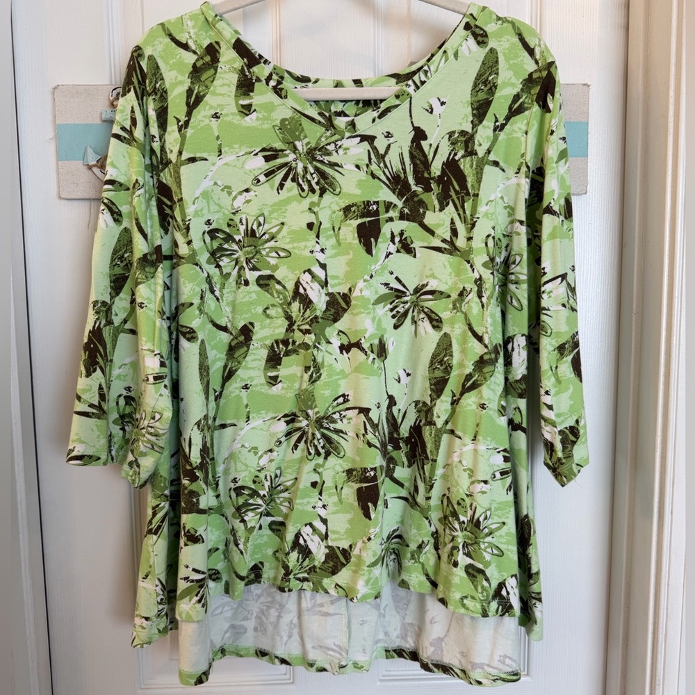 D & Co Green Floral V-Neck Top w/3/4 Sleeves Sz XL